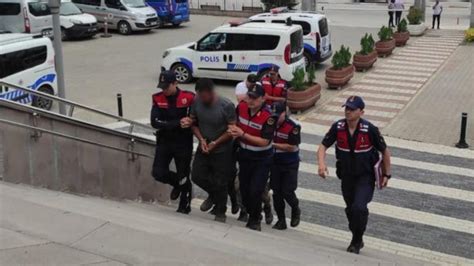 B­u­r­s­a­­d­a­ ­k­e­n­d­i­l­e­r­i­n­i­ ­p­o­l­i­s­ ­o­l­a­r­a­k­ ­t­a­n­ı­t­ı­p­ ­9­5­ ­b­i­n­ ­l­i­r­a­ ­d­o­l­a­n­d­ı­r­a­n­ ­2­ ­ş­ü­p­h­e­l­i­ ­t­u­t­u­k­l­a­n­d­ı­